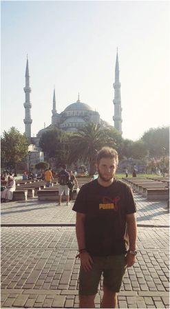 Alumno Erasmus frente a mezquita de Estambul, Turquía